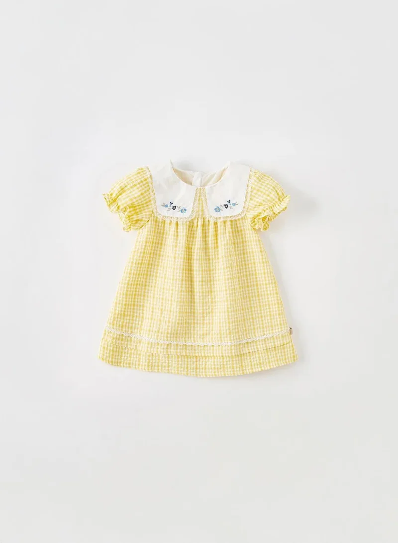 ديف اند بيلا فستان أصفر منقوش مع ياقة مربعة مطرزة